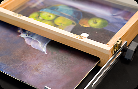 The Oilbox is capable of storing two 9" x 12" or 12" x 17" wet paintings for easy transport home.